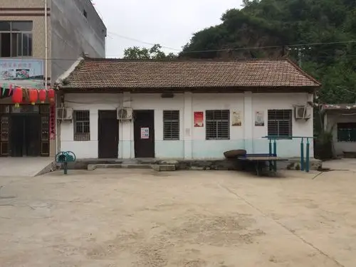 十年后郭雪娃家土木结构的平房建成砖混结构的楼房,但校舍照旧.