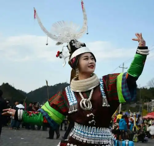 凯里苗族服饰及幸福的红灯笼 作者:大地