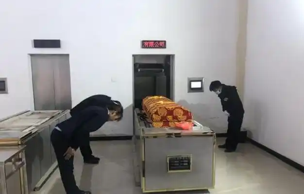 火葬场门口有一对联,上联:早来晚来早晚都来,下联更为绝妙!