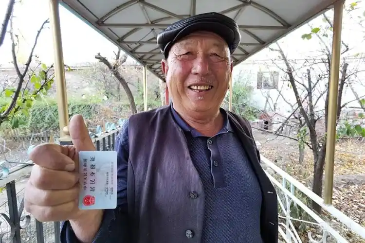 民警为辖区老人送上身份证.央广网发