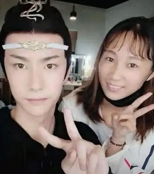 网友晒和陈情令主演合影王一博肖战让人感慨两年如一梦