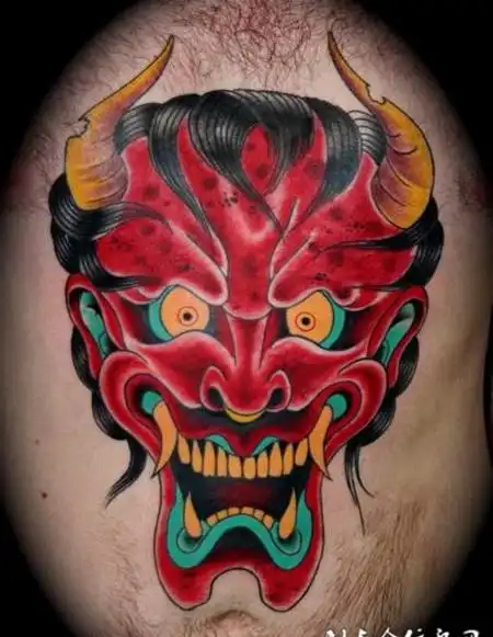 胸前的红色般若的纹身图案