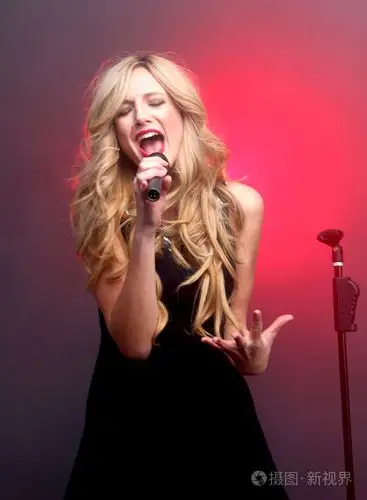 舞台唱歌的美丽金发碧眼的摇滚明星