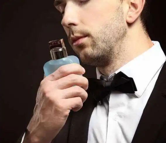 男人喷香水时,尽量别犯3个"错误",不然味道易散,还难闻