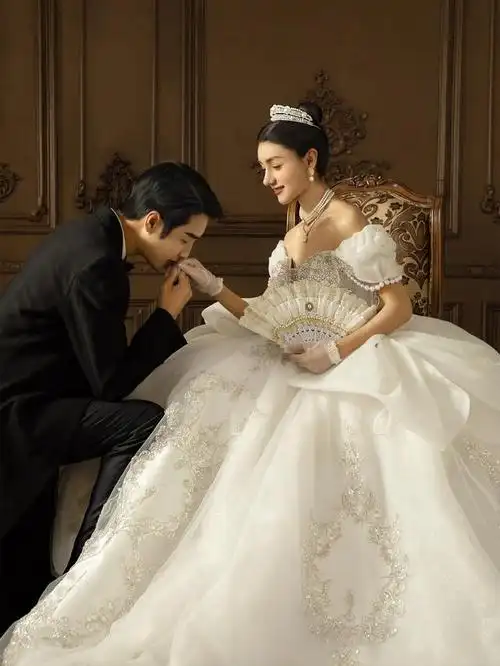 一眼爱上这组重工高定婚纱照,太美了举手投足间流露奢华与浪漫欧式