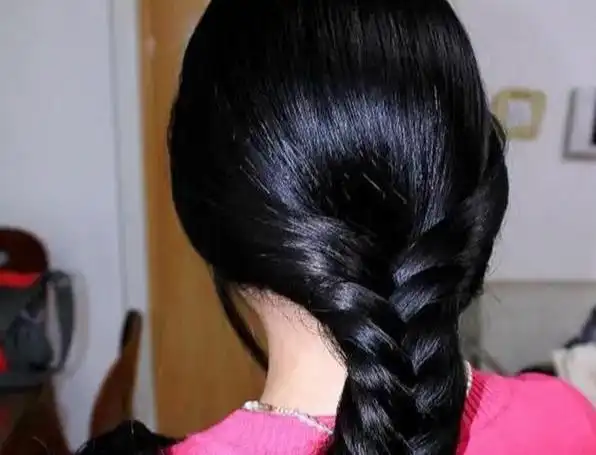 即使是头发稀疏的人也梦想拥有一头浓密,健康的头发,以衬托出完整的