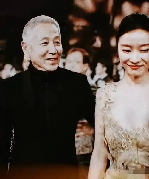 67岁陈道明与倪妮弯腰握手,陈道明看倪妮眼神,分不清是在剧中还是在