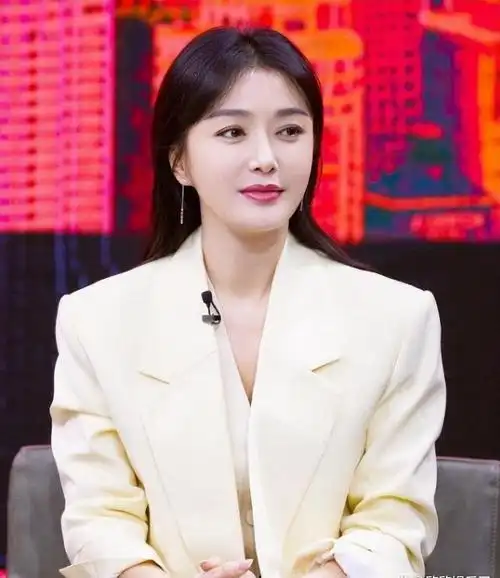 秦岚:与黄晓明同居5年被"辜负",散尽家财,如今仍相信爱情