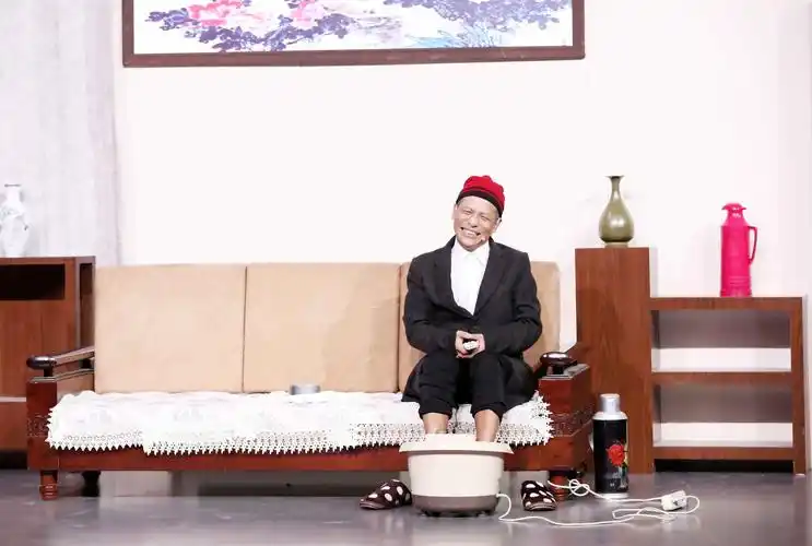 宋小宝带伤回归《笑声》 示爱观众:想死你们呐!