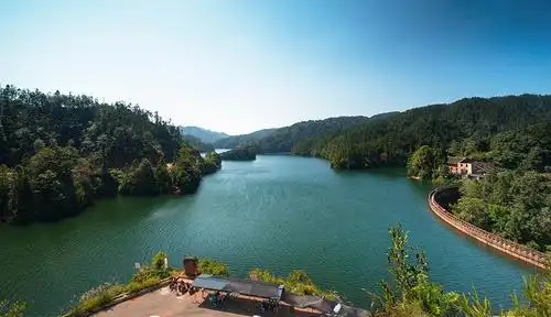 上一页 下一页 作品名称: 红龙湖水青又青  作品描述:   拍摄地点