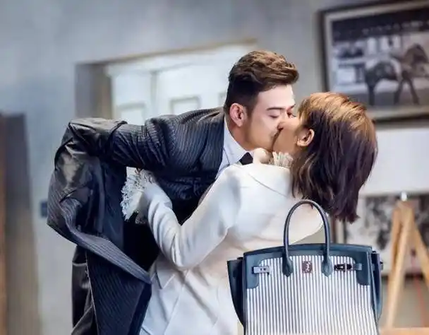 隐藏10年的妻子,竟然我们童年女神,婚后生两子,难怪看不上刘涛_杨烁