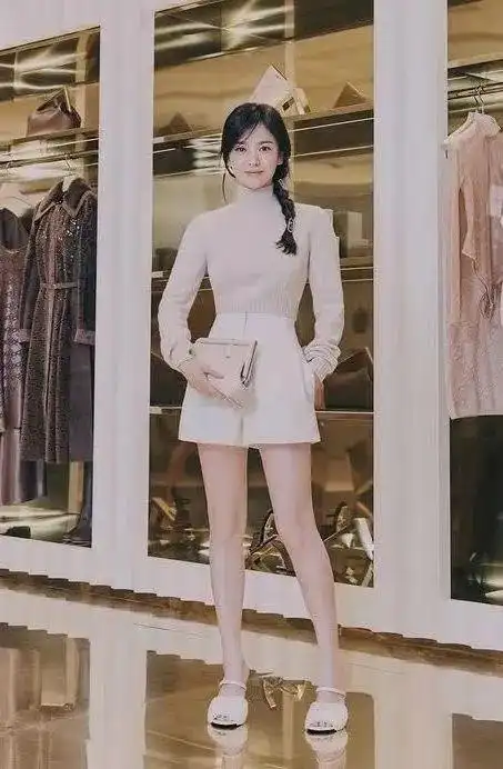 宋慧乔久违露面更美了扎麻花辫像清纯学生160身高穿出超模范