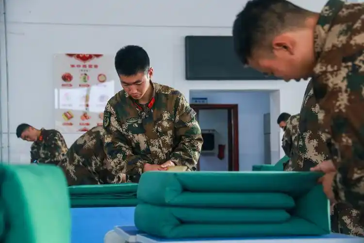 叠被子也要比速来围观军营叠被子大赛火热进行中