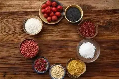 绿茶,红糖,黄酒,葡萄酒等具有散结,行气,疏肝解郁,活血化瘀作用的食物