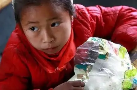 而伟大的梦想,可是他们最基本的愿望就是可以每天吃饱,不再挨冻挨饿