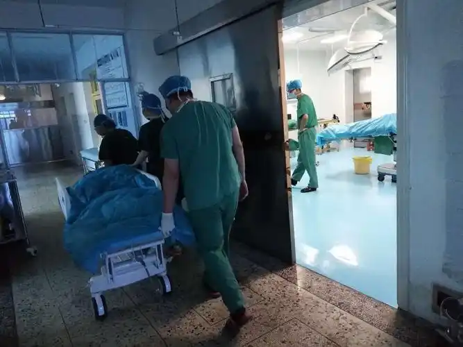 手术完毕,护送病人出手术室.