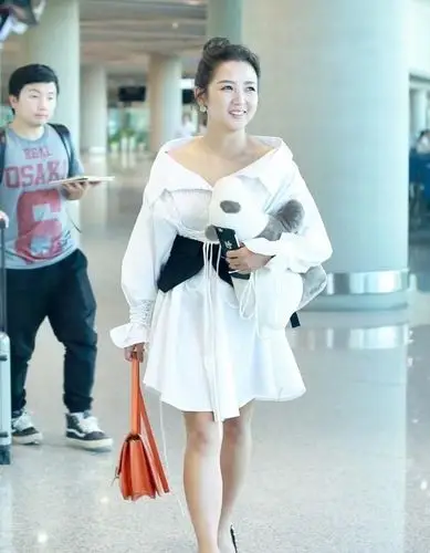 何洁难得穿对了,白色露肩衬衫配腰封显瘦10斤,终于不用修图了