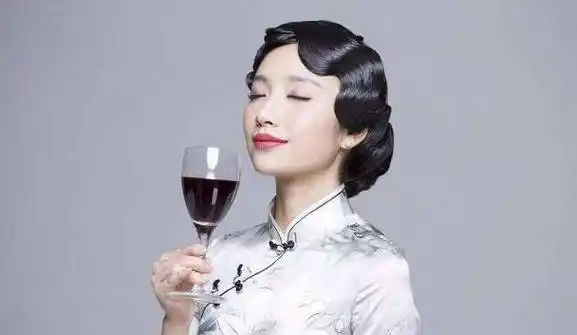 喝红酒时,你知道为啥要摇晃酒杯吗?