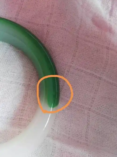 请行家给看下这个玉镯是真是假,这个花纹是他们说的气泡么?头发放上