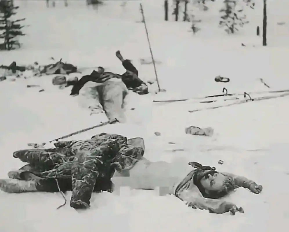 女兵阵亡尸体被扒光,暴露在雪地里.
