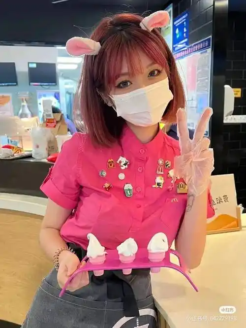 麦当劳"绝杀"肯德基,靠粉红小姐姐?统一制服黑丝,年轻有活力!