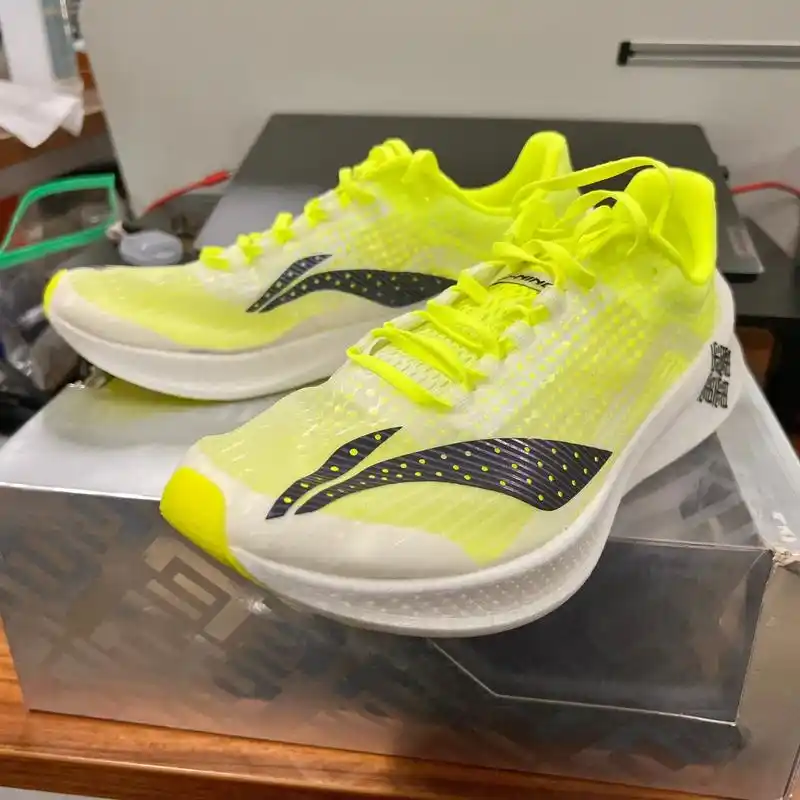 虽然说飞电1.0是诟病很多的一双碳板跑鞋,但是如果没有李宁这 - 抖音