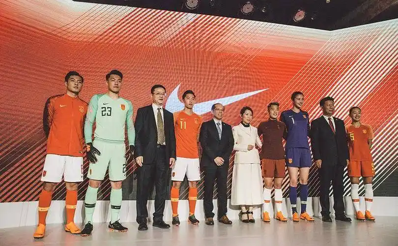 很多网友也开始喊话中国体坛:中国足协,中国篮协,你们还要和耐克合作