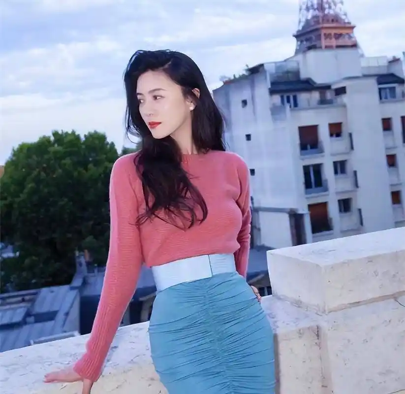 出生于科学家家庭,父母从事文艺工作,妹妹田海燕学会了唱黄梅戏