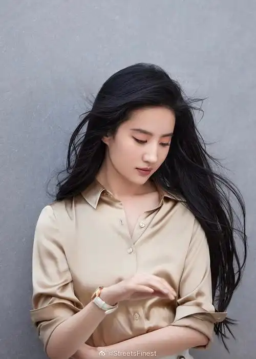 刘亦菲最新时尚大片优雅与英气并存么么哒