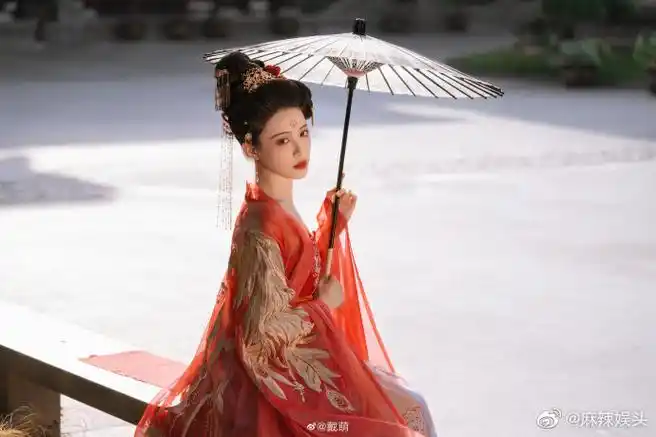 戴萌红衣古装九宫格大片