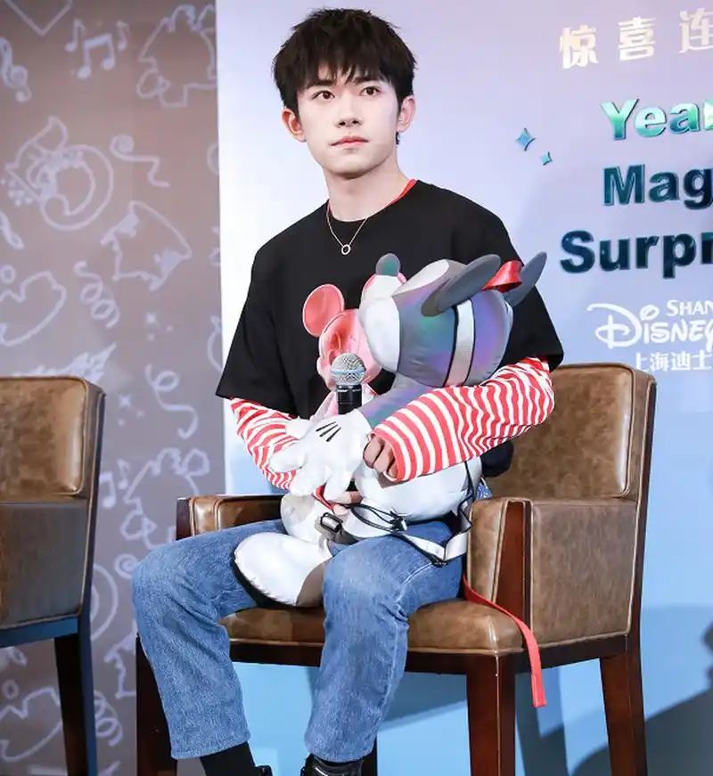 易烊千玺现身上海迪士尼,穿双方合作款米奇t恤,是可爱的少年感