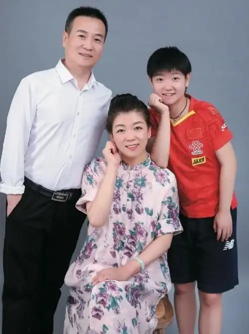 都曾晒出过自己与家中爸妈一起的全家福照,尤其是国乒女队,朱雨玲晒过