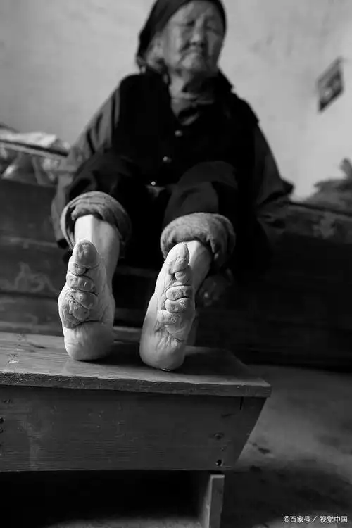 裹脚的废除并不是一蹴而就的,而是经历了一个漫长的过程.