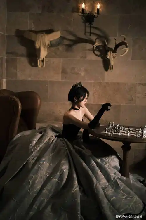 原创鞠婧祎出场好惊艳穿抹胸裙大秀香肩法式风情宛如古堡里的公主