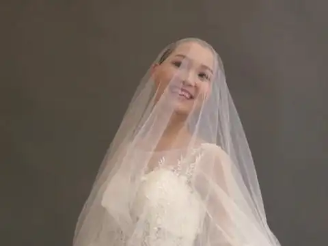 女孩陪白血病闺蜜剃光头 送外卖要让她活下去