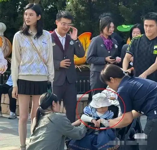 此外,还有何广燊戴面具,更接近侧面的照片.