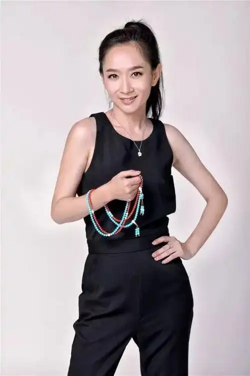 主持人王芳一场直播赚千万嫁名校教授不忘捞金一天只歇半小时