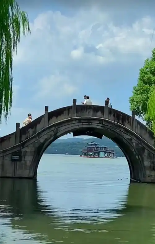 杭州西湖美景,  来杭州一定要走一趟断桥 ,好山好水好风景  - 抖音