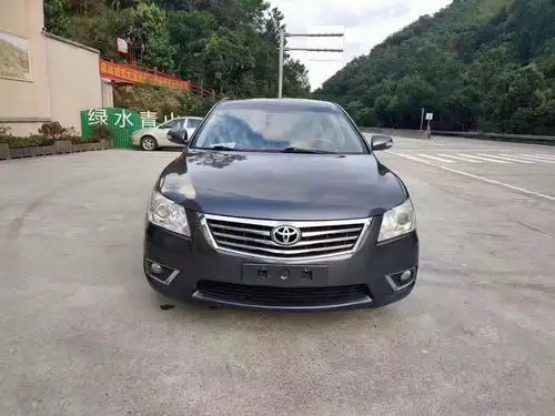 这个颜色的老款丰田凯美瑞有点酷.