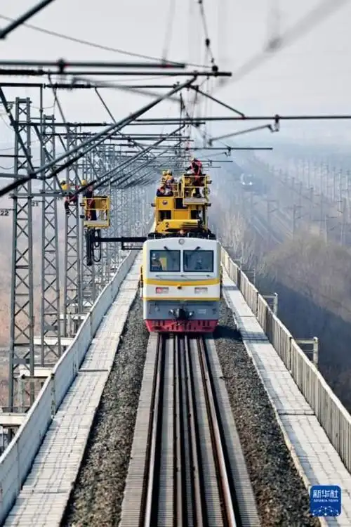 天津供电段的多功能作业车在大北环铁路作业(3月13日摄).记者 李然 摄