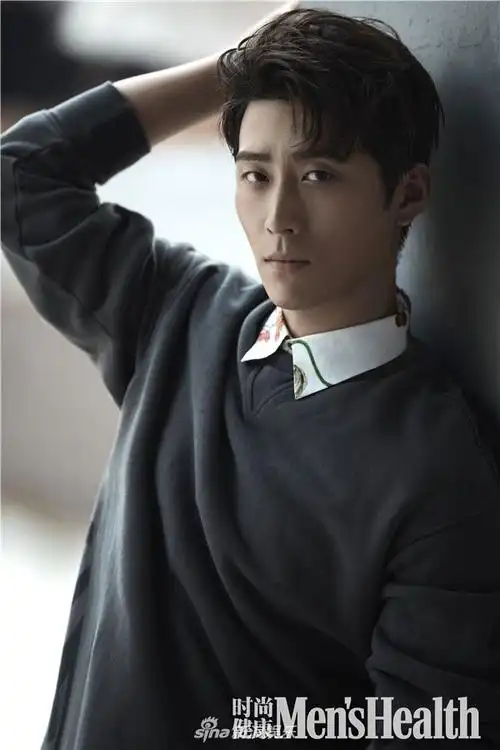 片中,窦骁演绎多套黑色系服饰,眼神深邃气质撩人.