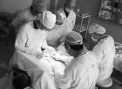 五岁双胞胎接受变性手术 兄弟俩"正身"成功(图)