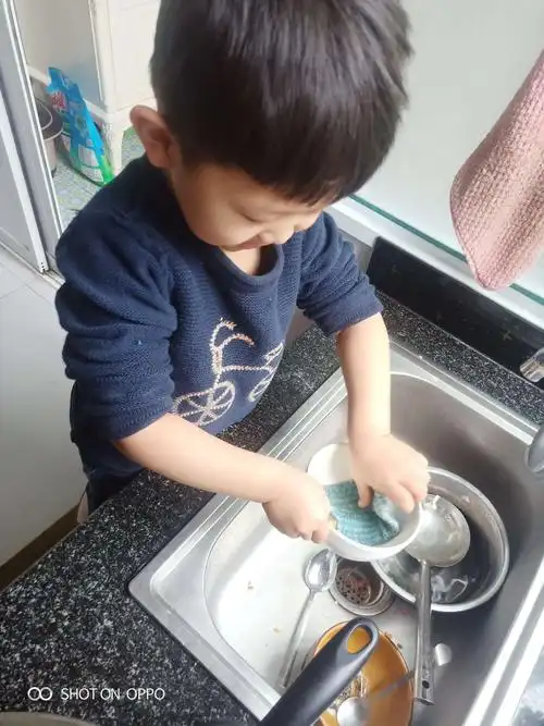 吃完饭帮妈妈洗碗,妈妈的小暖男