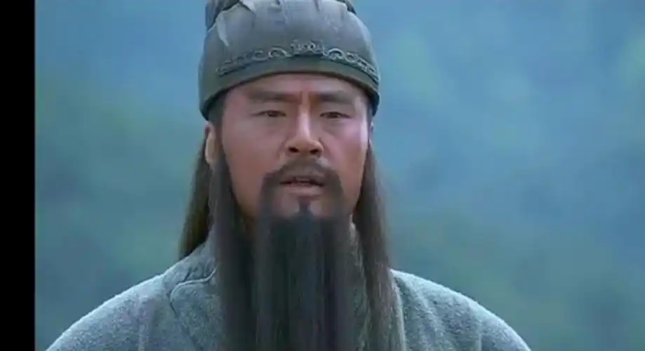 第一次显灵是死后附身到吕蒙身上,那是吕蒙是吴国的将士,他将关羽的