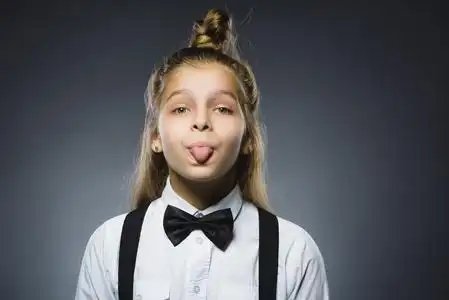 调皮的人类情绪的面部表情肢体语言照片