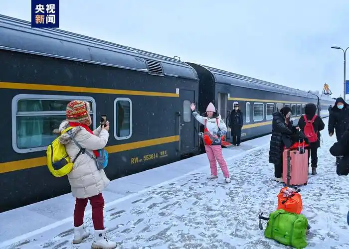 黑龙江今冬首趟冰雪旅游专列启程_哈尔滨市_亚布力_游客