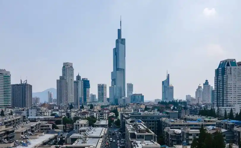 "南京第一高楼"最魔幻的一面,在西桥即可看到,如今是网红景点_紫峰