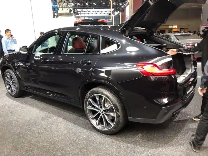 宝马x4 黑骑士限量版,这个车漆配橙色内饰很棒