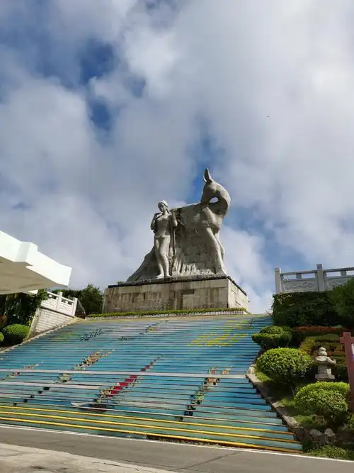 鹿回头风景区位于三亚市南3公里处,是海南岛最南端的山头.