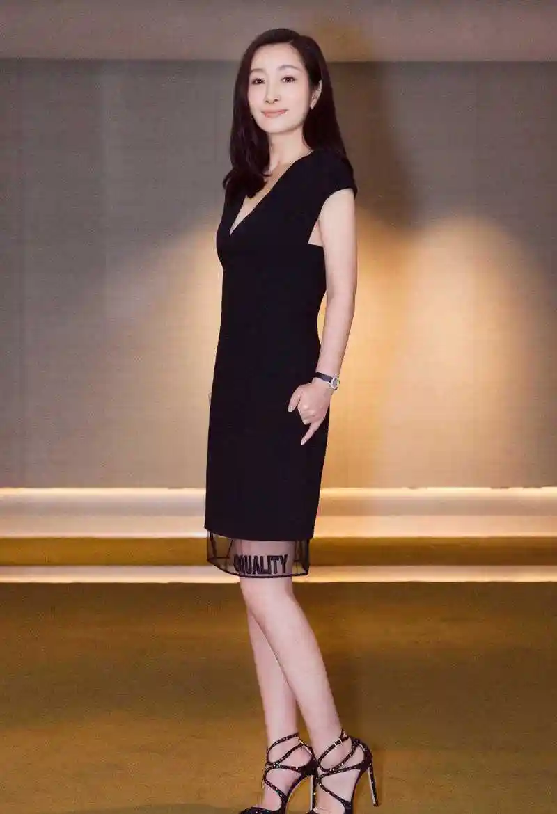 秦海璐造型好"干练",黑色西服配金色半身裙,一般人穿不出质感
